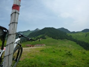 Blick zurück zur Burgeralm - im Hintergrund der Geigelstein