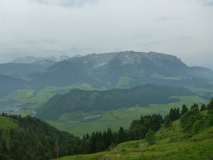 Oberhalb der Hitscheralm links unten der Walchsee mittig das Kaisergebirge