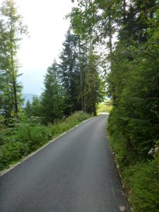 Abfahrt auf frischem Asphalt