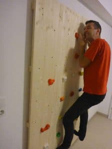 Kletterwand für den Nachwuchs – Heimwerkerprojekt für verregnete Tage
